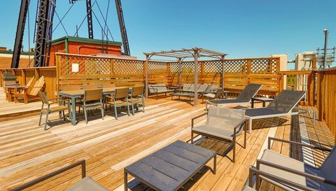 1800 W ROSCOE Street