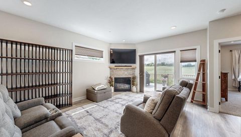 698 Shardlow Place NE