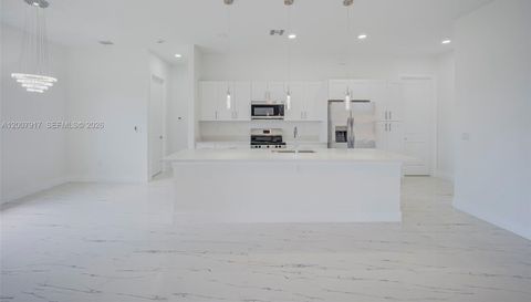 880 Aldrich St E