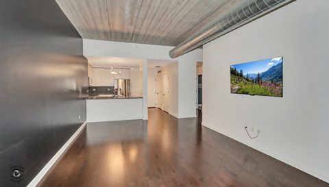 845 N KINGSBURY Street