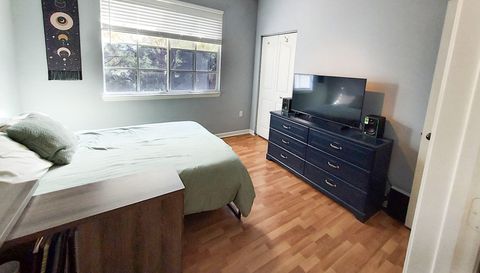 2204 Myrtlewood Cir E