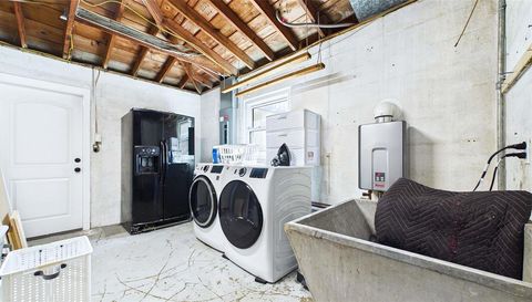 101 N MERCURY AVENUE