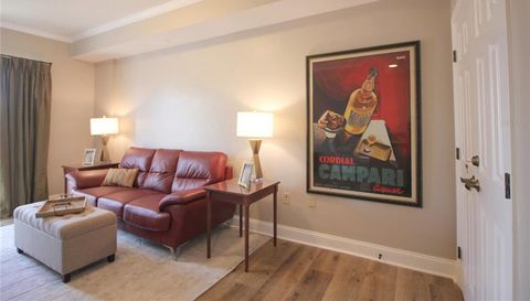 215 W COLLEGE AVENUE