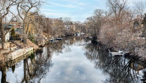 2712 W Sunnyside Avenue