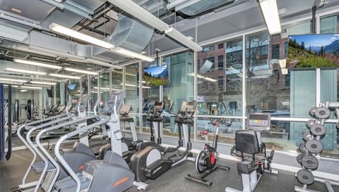 845 N KINGSBURY Street