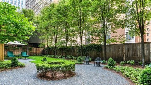 230 E Delaware Place