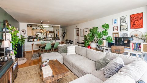 525 W Hawthorne Place