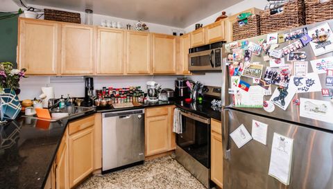 525 W Hawthorne Place