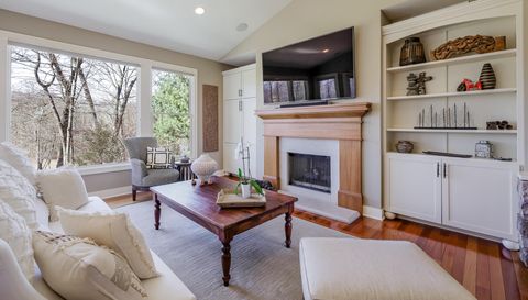 4209 N Oak Pointe Ct NE