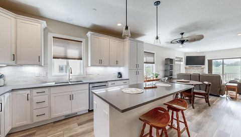 698 Shardlow Place NE