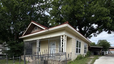 2405 Roosevelt Ave