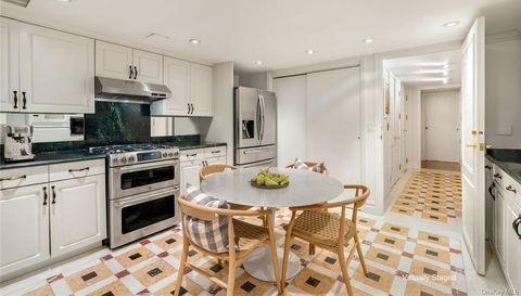 10 E 62nd St