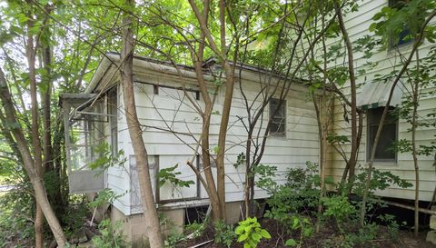 202 S 1st St