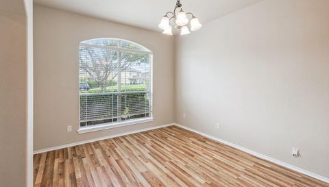 88 White Magnolia CIR