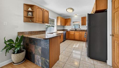 233 NW MADISON CIRCLE N
