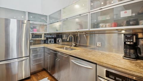 1800 W ROSCOE Street