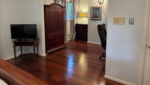 5911 N Shenandoah Rd