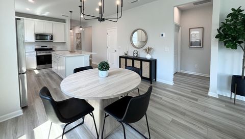 522 Aurora Wy