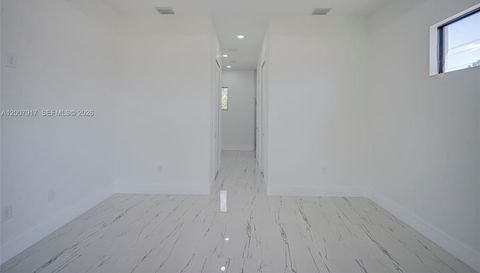 880 Aldrich St E