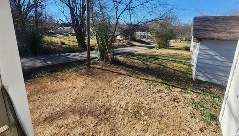 905 East Washing Street