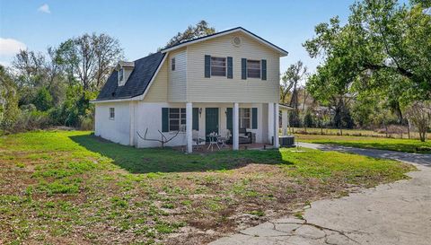 902 TWO HOUSES LANE