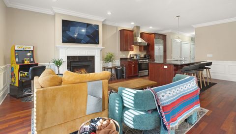 2222 W BELMONT Avenue