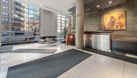 700 N LARRABEE Street