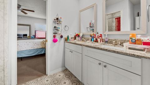 949 SE Breakwater Ave