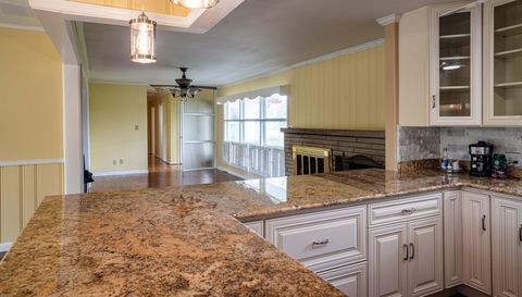 1609 Crestview Dr