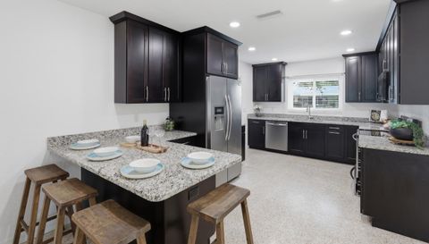 412 W Shade Dr