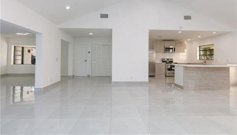 631 Palm Dr