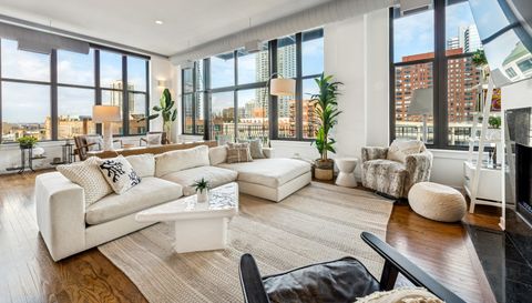 333 W Hubbard Street