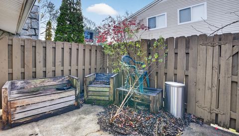 1464 A NE PINE LOG RD