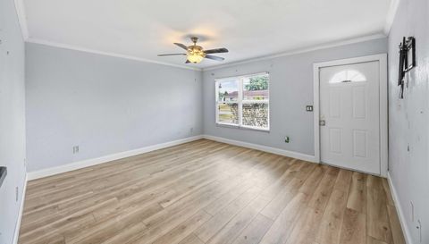 2419 Roxbury Cir