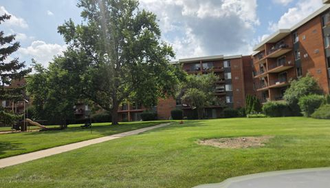 18 E Old Willow Rd